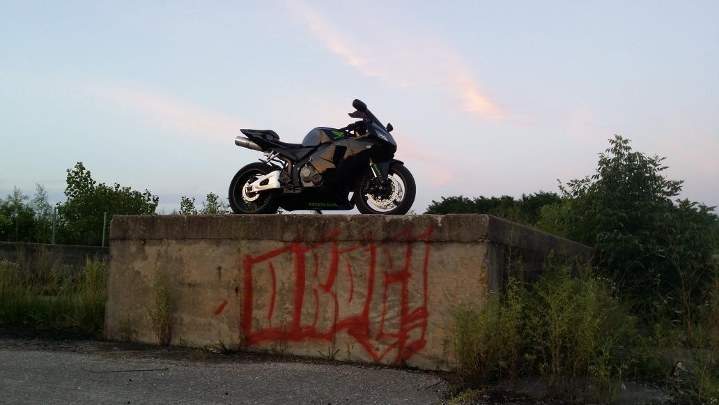 BikeRackBrantly's tweet photo. #CBR600RR #TeamHonda #Curves&amp;Angles  😄😊😍 http://t.co/ajUehmLAHY