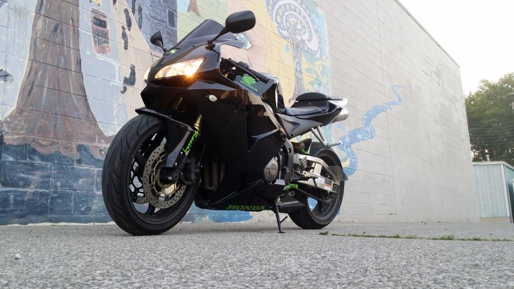 BikeRackBrantly's tweet photo. #CBR600RR #TeamHonda #Curves&amp;Angles  😄😊😍 http://t.co/ajUehmLAHY