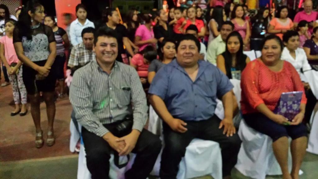 temosqui73's tweet photo. Clausura de #EST13 #Dziuche acompañado de ulises y gloria grandes amigos @ObservaPRIQRoo @pechan_angel @JAngelChacon http://t.co/QZhxbZ49gm