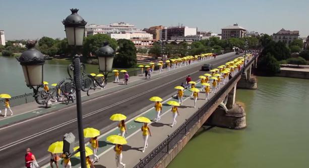 BeerToBeer's tweet image. Les ombrelles étaient aux couleurs de la fameuse Cruzcampo Radler au citron ! youtube.com/watch?v=_Crn6E…