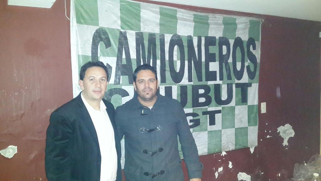 criss_1833's tweet photo. Reunión con camioneros y @maderna_adrian @22_lipian http://t.co/ANoJVrMDAs