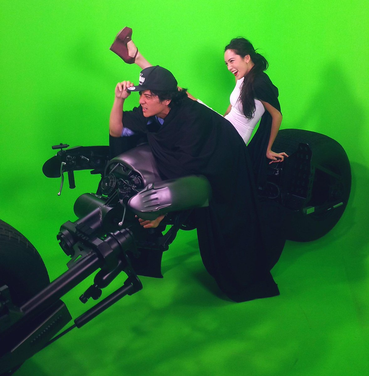 JessikaVan's tweet image. I'd say this #CGI thing works pretty well #batmobile @wbtourhollywood w/#JonFoo @warnerbrostv @RUSHHOURWriters @CBS