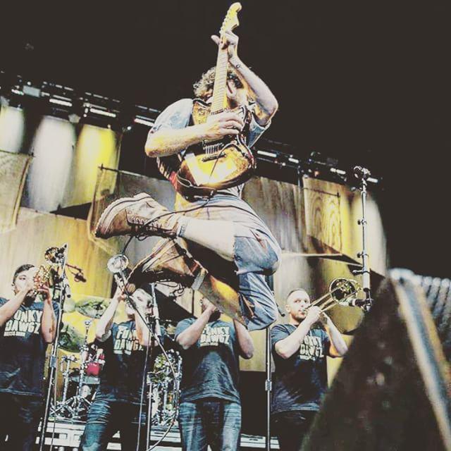 dispatchmusic's tweet photo. MSG2. Chaddo taking flight! #dispatchhunger #roadtoMSG #thankyou 📷 @csmpromotions http://t.co/bc6pImWbzE http://t.co/LDeX5FkiqJ
