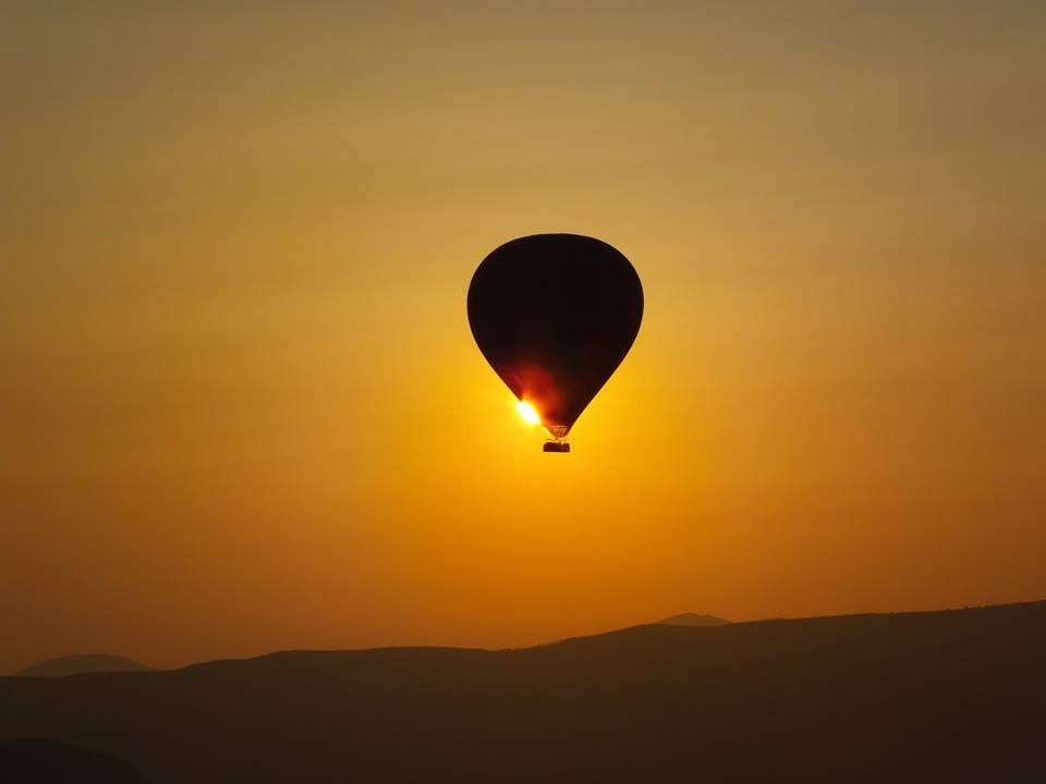 haremcappadocia's tweet photo. terasımızdan gün doğumuyla balonun müthiş buluşmasının manzarası.♡♡♡♡♡　http://t.co/9hKsfQn6AH #Cappadocia #カッパドキア http://t.co/g6gQXsSx7A