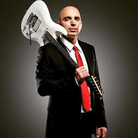 Hoy cumple años el maestro de todos!  El mejor para mi. Cada día aprendo más de él.  Happy birthday Joe Satriani. 