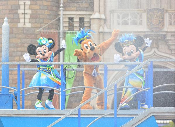 Disney_su_ski's tweet photo. “夏ディズニー”���暑さを吹き飛ばそう！🎈🌈🌊 

晴れた日に行けたら最高だね💕 

夏ディズニー行きたい人RT✨ http://t.co/5WJXNFFWBx