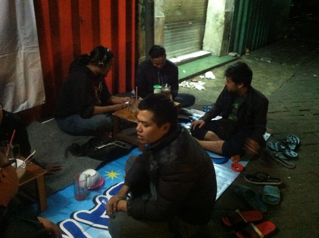 CekerEndeeesss's tweet photo. Para personil @PsychosomaticID feat @candrasix from Defacto sudah mampir, mana nih anak hip metal surabaya lainnya? 😎 http://t.co/GBf6EGxcdo
