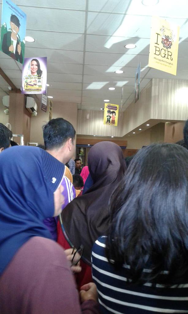esterfenty's tweet photo. gila beli bolu tales bogor ngantrinya kaya sembako http://t.co/EtSbG7Pbm0