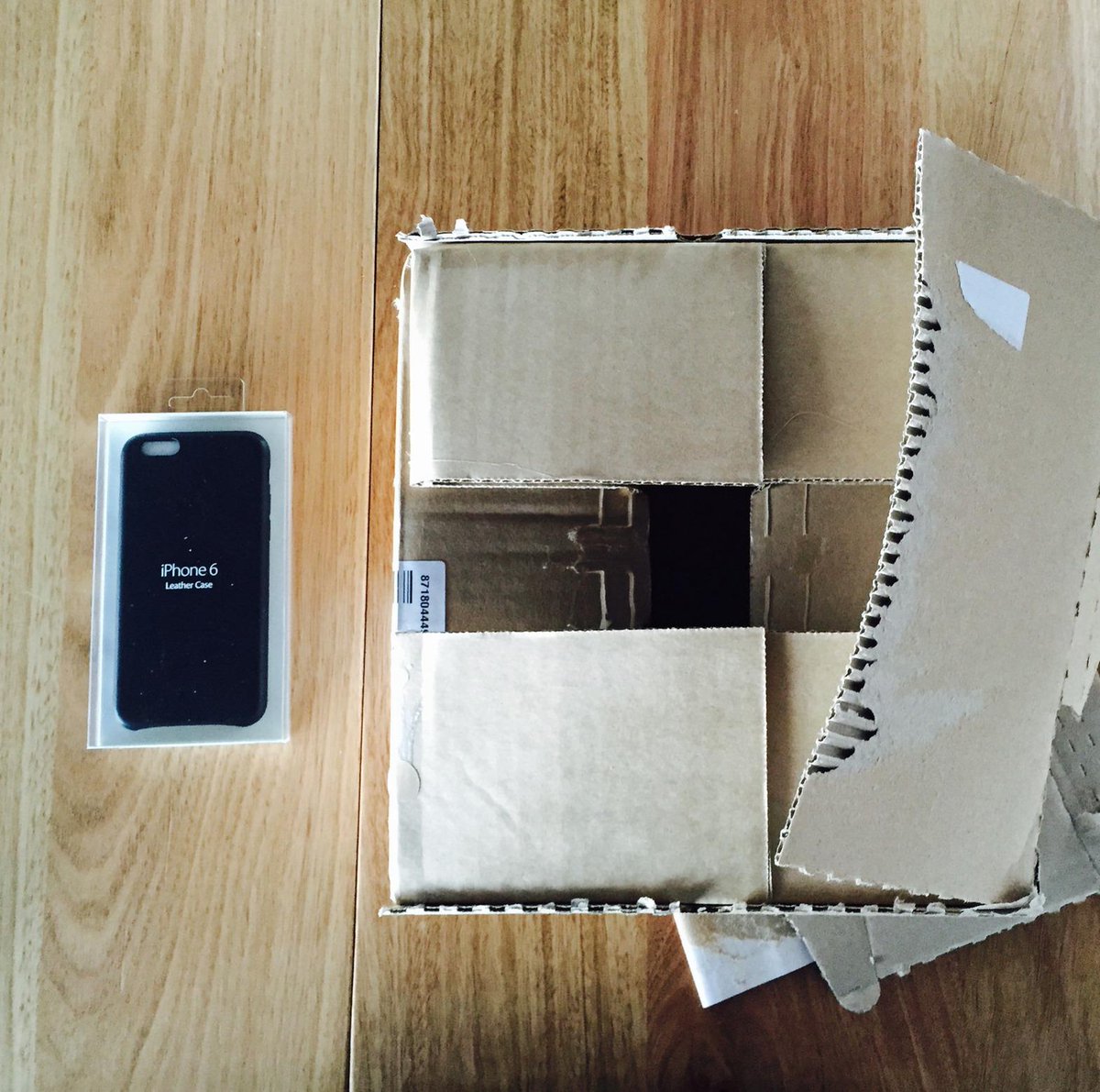 edwardianscript's tweet image. Hey @tim_cook I bought a iphone case on the apple store and look how it arrived.... in a largely empty 12x30x26cm box