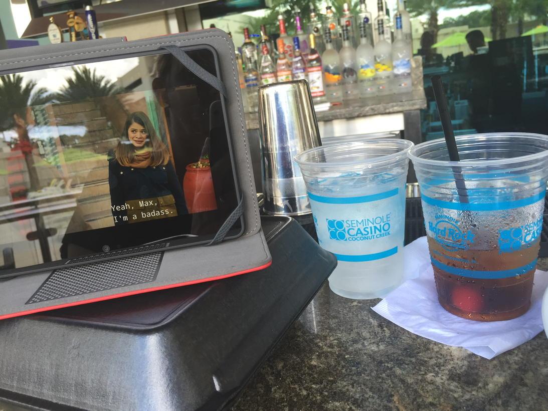 Sunnie3Ray's tweet photo. #primeliving dinner,drinks,&amp; amazon instant video...poolside! http://t.co/4ppcmBEH68