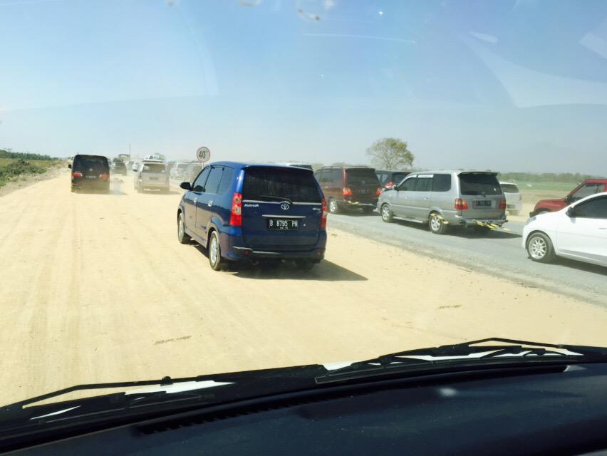 yunsitroh2014's tweet photo. #JokowiNgaco Jalan Tol blom jadi udah di buka!Mana debunya ampun2an!Haddeeeh!Bahaya beneer deeh akh!!😠😠 http://t.co/l1xw4RZ2WJ