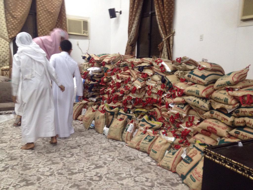 rajhimosq's tweet photo. من ضمن برامجنا إستقبال #زكاة_الفطر وتوزيعها لمستحقيها بالتعاون مع دار الخير
#جامع_الراجحي_بالدمام #مناشط_الشرقية http://t.co/0hGFcpcMZn