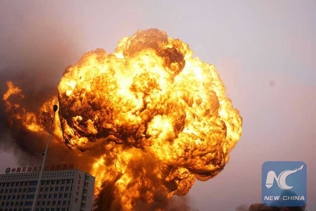 XHNews's tweet photo. #Fire engulfs a petrochemical plant in E China, caused by liquified hydrocarbon leak http://t.co/WgzvC4JY8k http://t.co/TKT1IBof56