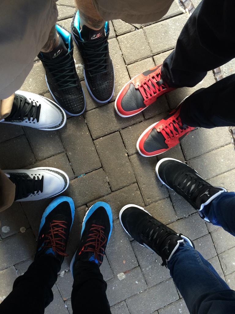TimELmes12's tweet photo. The circle of love... #jordan #saucony #NIKESB #wolfgray3 #jordanbreds #jordanoreo #sneakerculture #sneakerhead http://t.co/YPj9NgaDO8