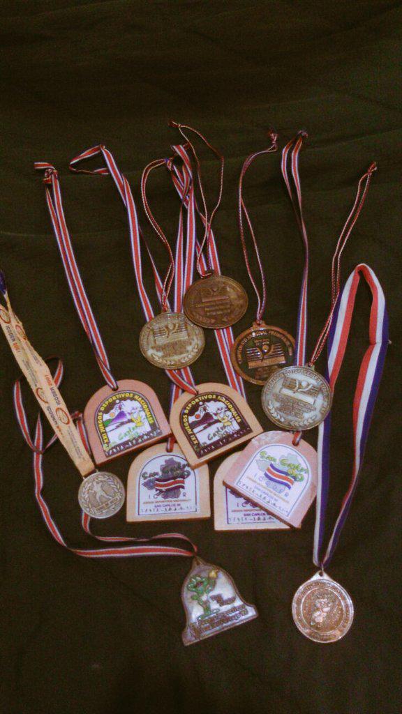 ArelysBustos's tweet image. NOSTALGIA=RECUERDOS al ver #JuegosDeportivosNacionales #CRC2015. EquipoTennisMesaSanta Cruz.Dando medallas.¿Nos ven?