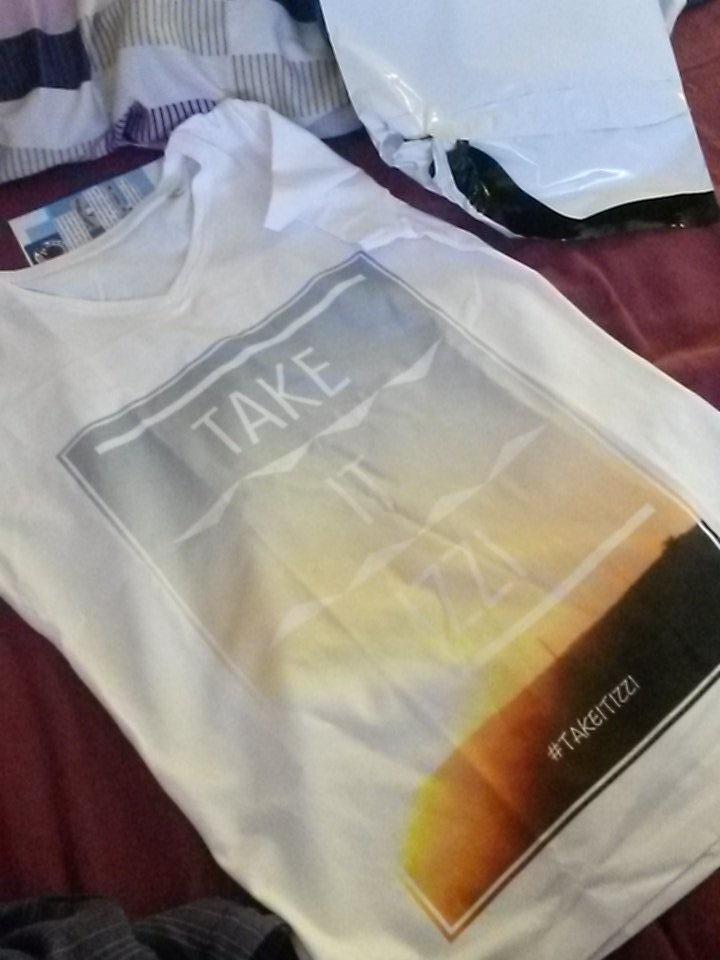 _juliaa_h_'s tweet photo. Hab auch endlich das #Takeitizzi shirt! *-* Gerade rechtzeitig für die Ferien :D 
@izziofficial http://t.co/lE3s7Shf2b