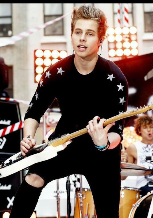 RyLzlnh's tweet photo. Happy Birthday @Luke5SOS 🎉

love you xx

#Happy19thBirthdayLuke http://t.co/esuWct0rbE