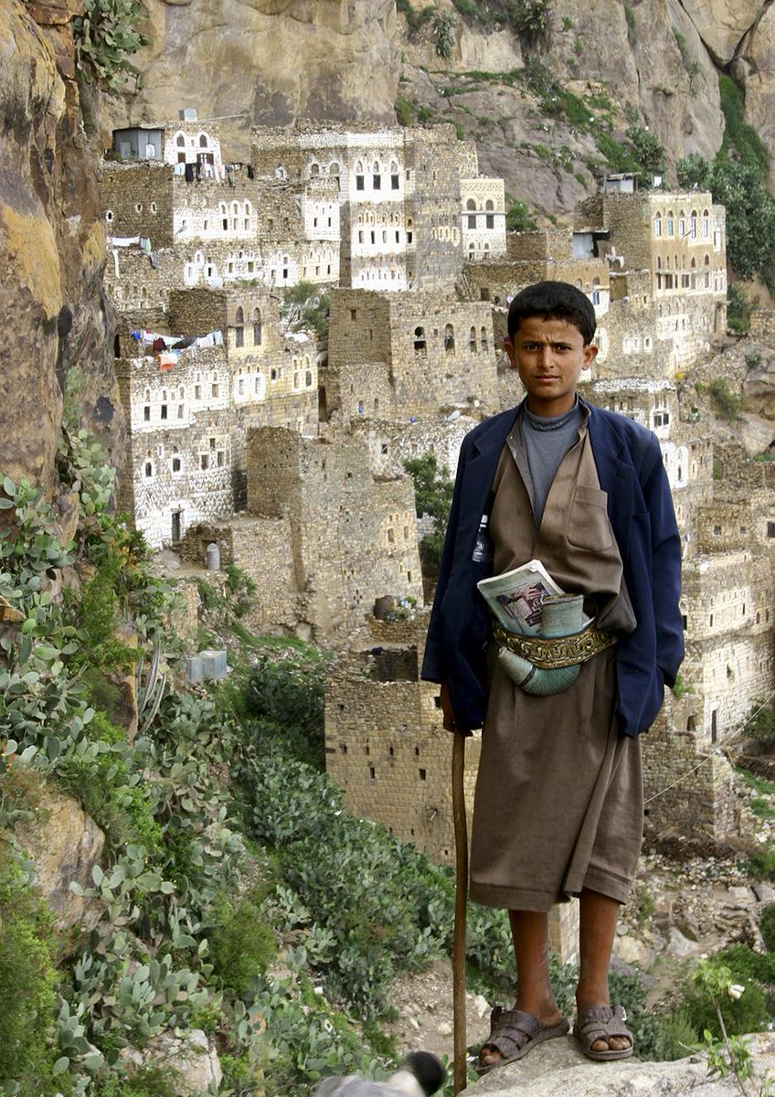 ericlafforgue's tweet photo. Boy In A Suit Carrying A Jambiya And Standing In Front Of The Cliff, Al Hajjara, Yemen
http://t.co/7C7xhECR2O http://t.co/0AAMaa3tHR