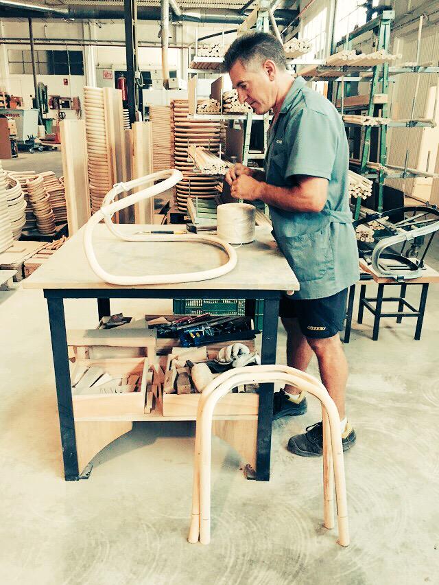Red_Diseno_FMRE's tweet photo. Meeting with @Expormim artisans in Valencia! #SunnyDesign 😎 #bloggerstour #sunnydesigndays #Redmembers #rattan http://t.co/Cl3dwq6CaL