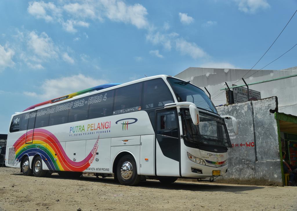 AcehBusLovers's tweet photo. "@akmaalmuzakki: Dibawah langit biru kota hujan.
At Putra Pelangi, Bogor.
@SukaFotoBis  http://t.co/ZobMyIcbtR"