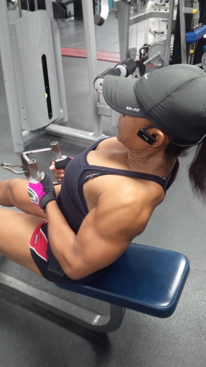 FitDivaFi's tweet photo. Shoulder striations bitches! #NotYourAverageChick #HardcoreBeast http://t.co/BAjPv41GBN