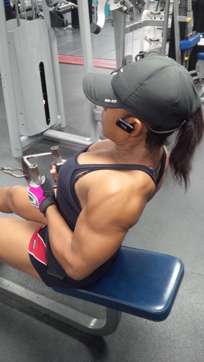 FitDivaFi's tweet photo. Shoulder striations bitches! #NotYourAverageChick #HardcoreBeast http://t.co/BAjPv41GBN