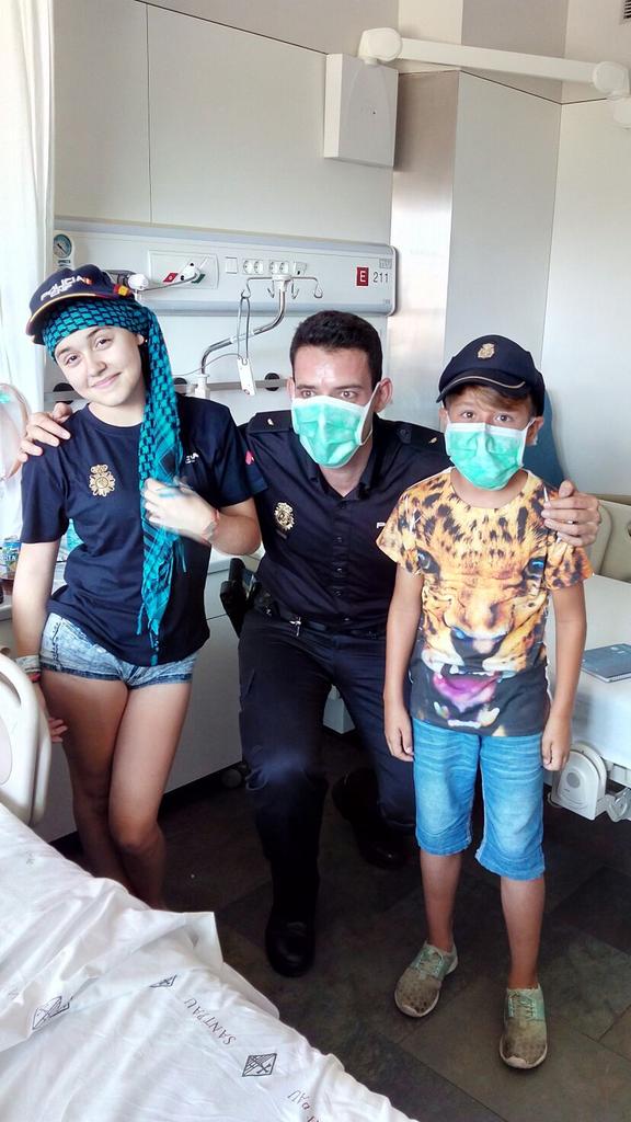 policia's tweet photo. Gran día para nuestros agentes en Barcelona, con visita a nuestra amiga Juth, enferma de leucemia ¡Mejórate pronto! http://t.co/7TUQ3VtFS8