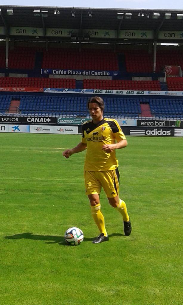 CarruselNavarra's tweet photo. Presentación en El Sadar del nuevo centrocampista de #Osasuna @cruz_adri10cj procedente del Racing de Ferrol http://t.co/ILvifDz2sg