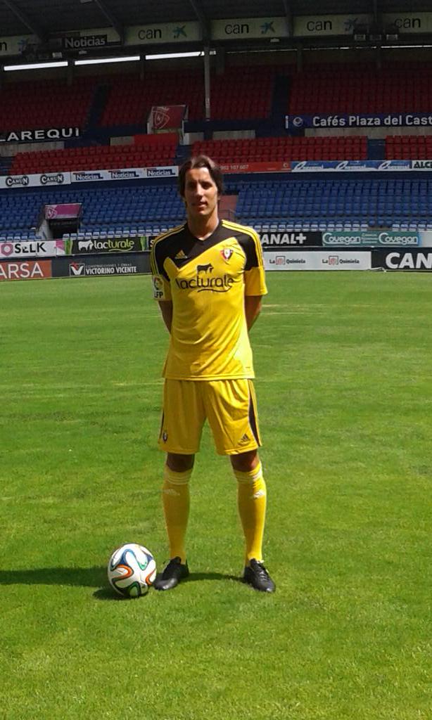 CarruselNavarra's tweet photo. Presentación en El Sadar del nuevo centrocampista de #Osasuna @cruz_adri10cj procedente del Racing de Ferrol http://t.co/ILvifDz2sg
