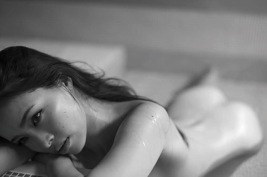 尾崎紗代子 Vanquishさんとコラボ この度 Fr2 さんと撮影した作品の写真展が開かれる事になりました 7 24 26 渋谷109men Sのvanquishにて 大胆なヌード写真をプリントした限定tシャツも販売されます Http T Co Bfbrurprvj