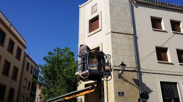 diarilaveucat's tweet photo. Utiel retira l’escut franquista de Correus http://t.co/zRBjmqBQPD utiel-retira-lescut-franquista-de-correus/twitt… http://t.co/04u8S8MbH1