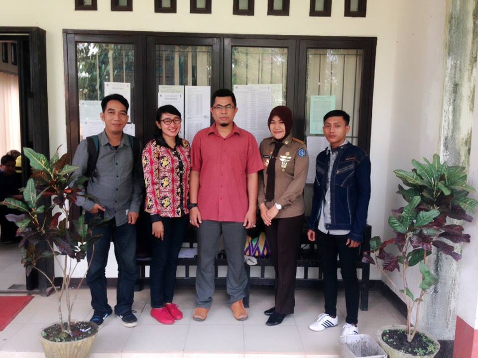 UtinDiahPitral1's tweet photo. bersama Kajur AB dan dosen polnep serta teman seperjuangan AN :) http://t.co/K9oLWIhGCL