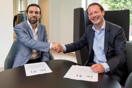 Handtekeningen gezet! Zayaz &amp; <a href="/WeenerXL/">Weener XL</a> verstevigen samenwerking #socialreturn #samenaandeslag bit.ly/1HwesVL