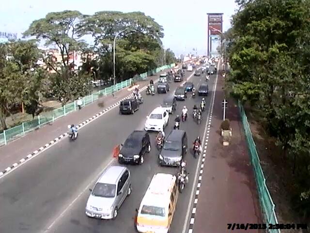 15.10 wib Kondisi lalu lintas Ampera terpantau Ramai lancar dikedua arahnya.