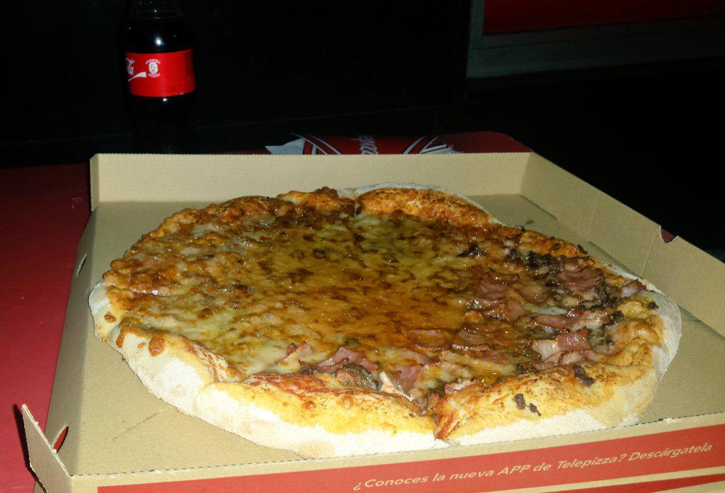 Desirena3's tweet photo. Menuda pizza de gordas nos metimos ayer @MariaDesfas y yo 😅 http://t.co/Dg1dO3Xmhl