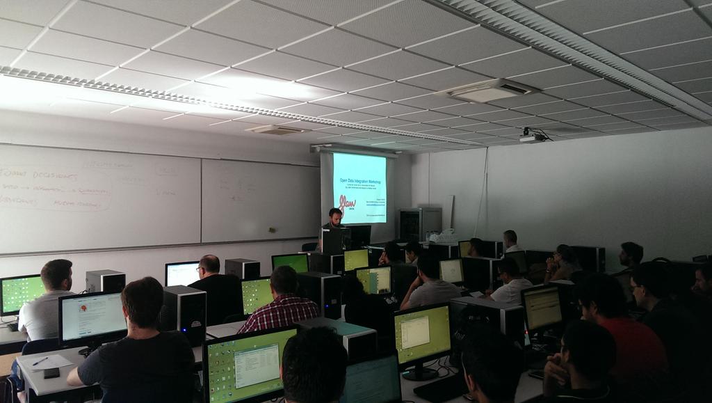 jnmazon's tweet image. Octavio Glorio de @flowcomputing en #BigDataUA nos imparte el taller de integración de #opendata