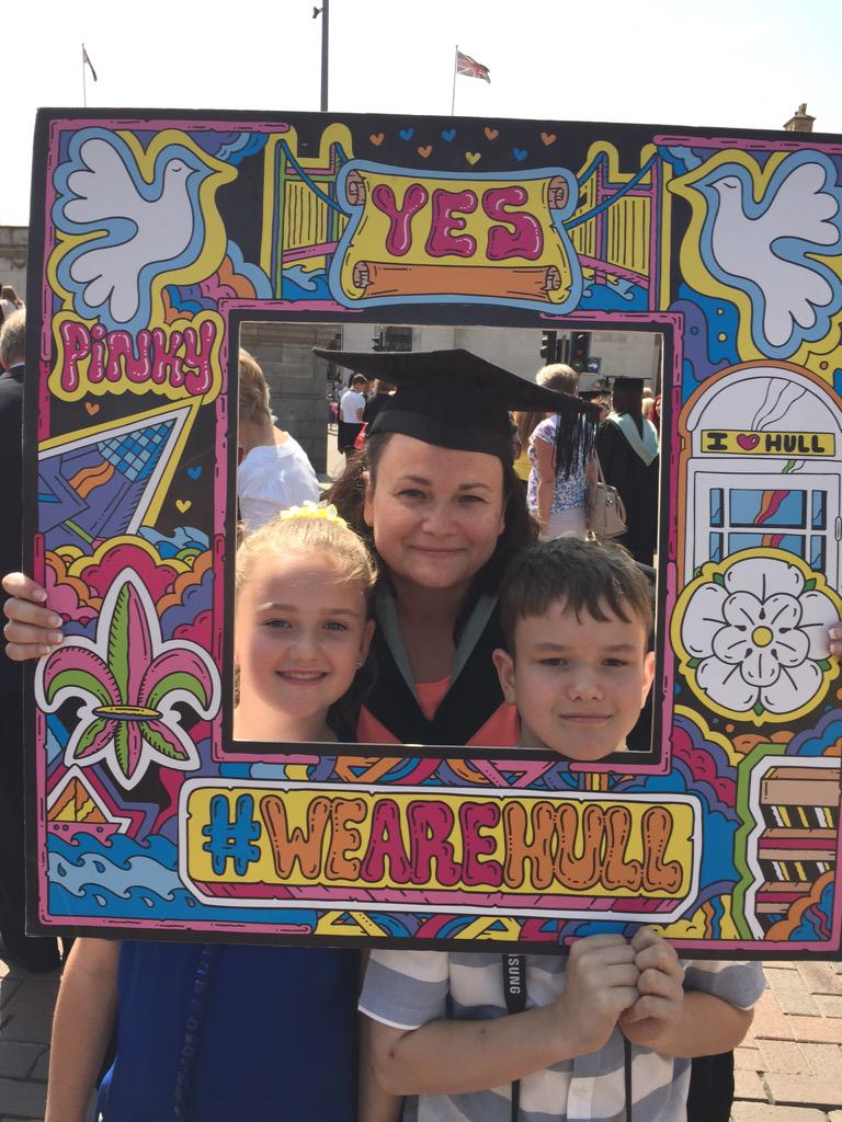 Zenna_Marie's tweet photo. Having fun at mums graduation 🎓🎉💜 #wearehull http://t.co/eRn6zAa0pi