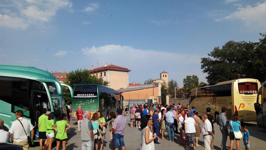 Claretsegovia's tweet photo. Salida para Carrión de los Condes de los alumnos de 3 a 6 de Primaria de @Claretsegovia. Colonias de verano 👍😃 http://t.co/n5e7Re8SKr