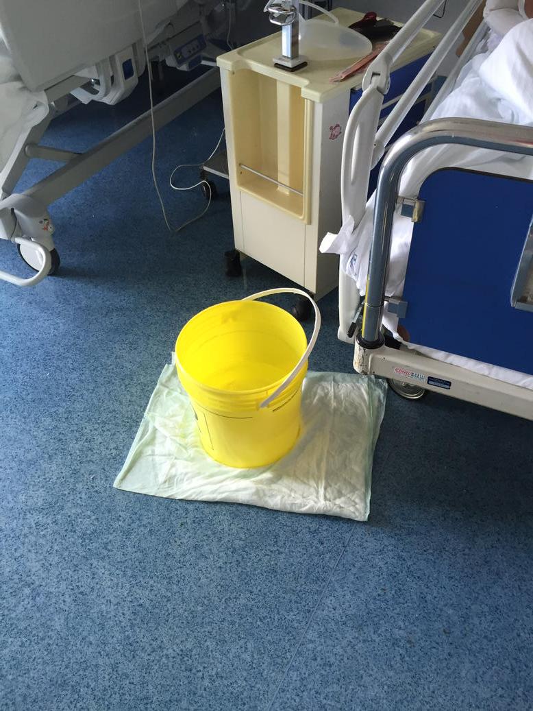 PdPiero's tweet photo. Risolto il problema delle docce all'ospedale di Pietraligure l'acqua viene direttamente dal soffitto http://t.co/LgnQe6tZc9