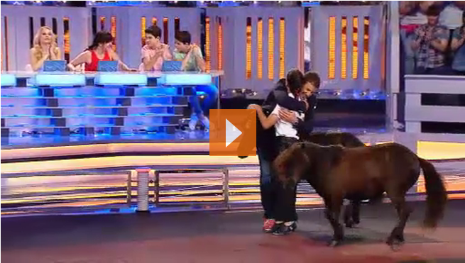 VayaFaunaTV's tweet photo. Aína y sus ponis emocionan a Santi > http://t.co/vNMLd1cudc http://t.co/gTNDhyjP0r