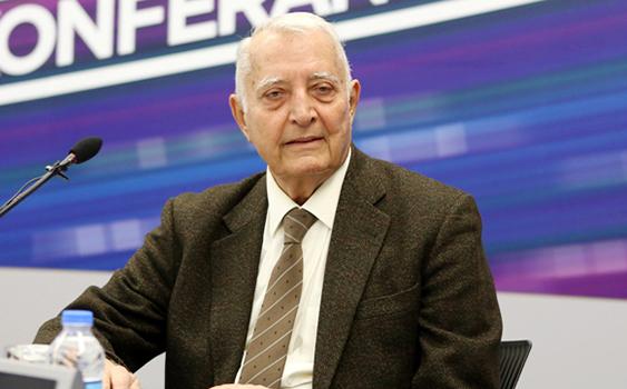 tr724com's tweet photo. Prof.Dr. Ergun Özbudun: Dershane faaliyeti serbesttir, aksi yorumlar son derece saçma 

http://t.co/kI3tfK5JE2 http://t.co/z4Sz4Z9sIr
