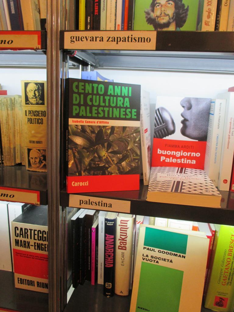 Alla #libreria Odradek di #Roma "Cento anni di cultura #palestinese": l'unico muro consentito è il muro di #libri!