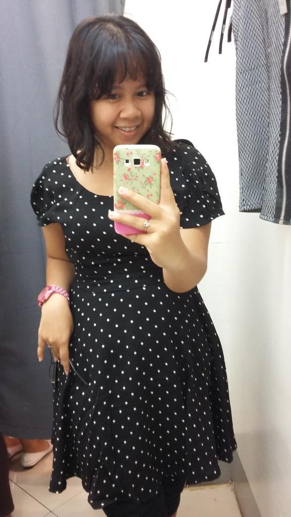 LingLingCml's tweet photo. Gaya selfie sama @61Clothing @CosmoGirl_IND #Number61Selfie 😊😊 http://t.co/7oWp2SI0C0