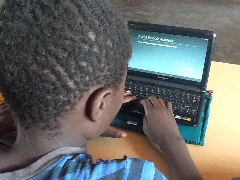 CapitalFMMw's tweet photo. First time @Keepod (&amp; PC) users aged 10 using #Keepods to set up @gmail accounts @ProjectSinthana @sITs_Malawi http://t.co/91U6nFv85j