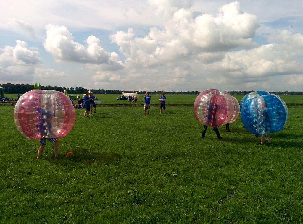 Jubileumdag gaat van start met bubbelvoetbal