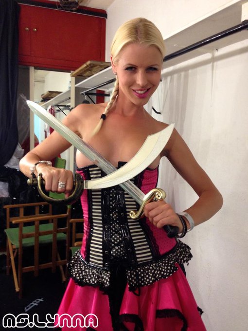 Are you ready for the day?? 12:00-15:00 Beach shoot, 16:00-20:00 @SINTILLATE party and then Hardwell​