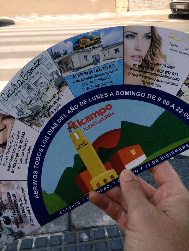 EncuentroPro's tweet photo. RT @srbarbudostudio: nuestro diseño de abanico #Vivelasfiestas dando vueltas por #Torrelodones ¡Feliz! @vivetorre http://t.co/2HbLTMEG9U