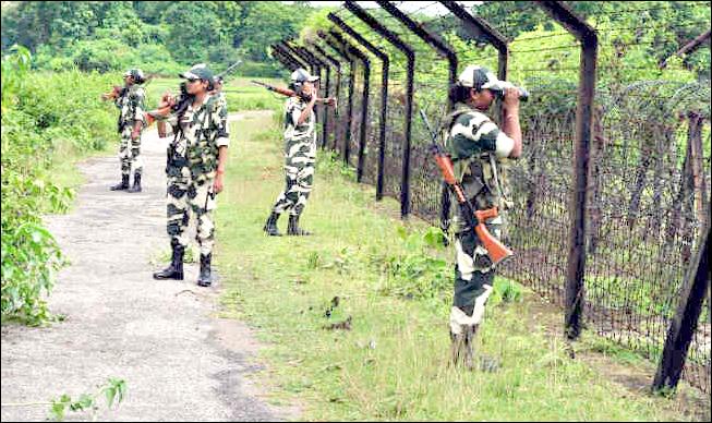 Four civilians injured in Pakistani firing... bit.ly/1f6sqUz