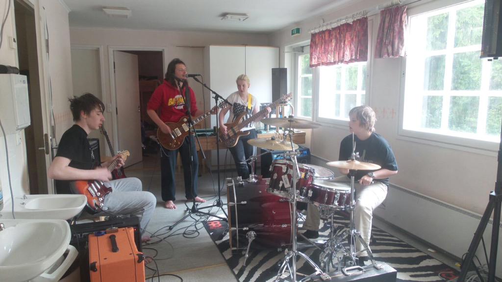 rockcampry's tweet photo. Greetings from Rock Camp http://t.co/PhMyLAADnK