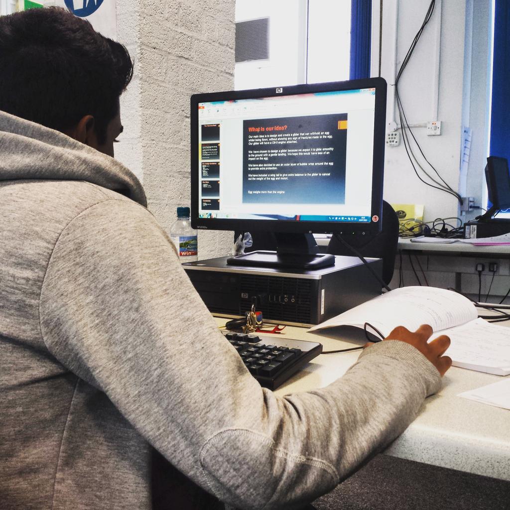 HammerHead0715's tweet photo. Working on our presentation for engineering http://t.co/IdVPg0gl11